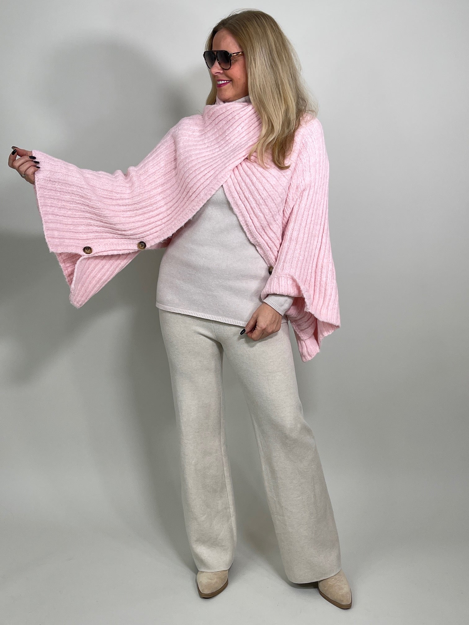 Strick-Poncho mit Ärmeln in versch. Farben Artikel 5506