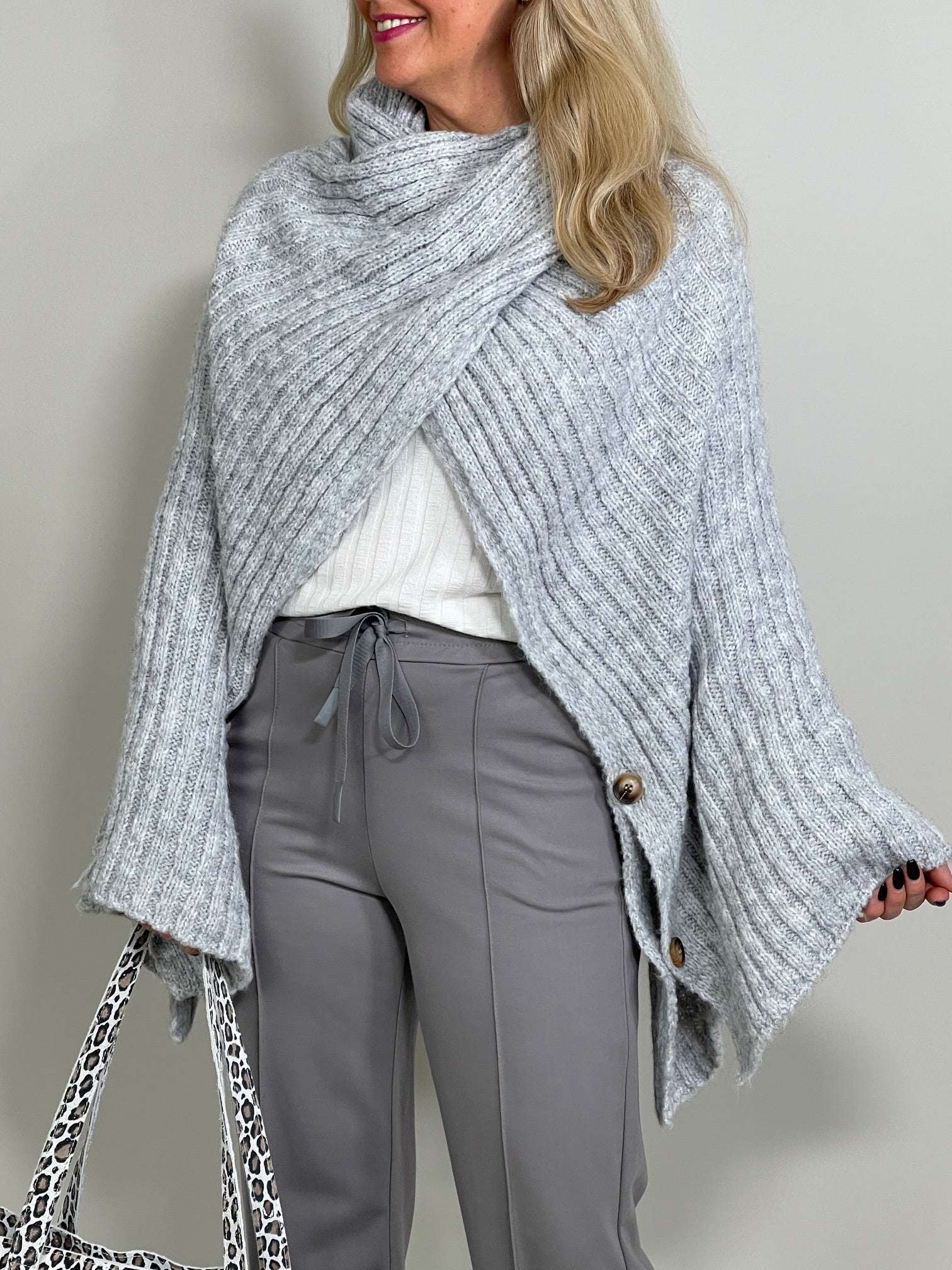 Strick-Poncho mit Ärmeln in versch. Farben Artikel 5506