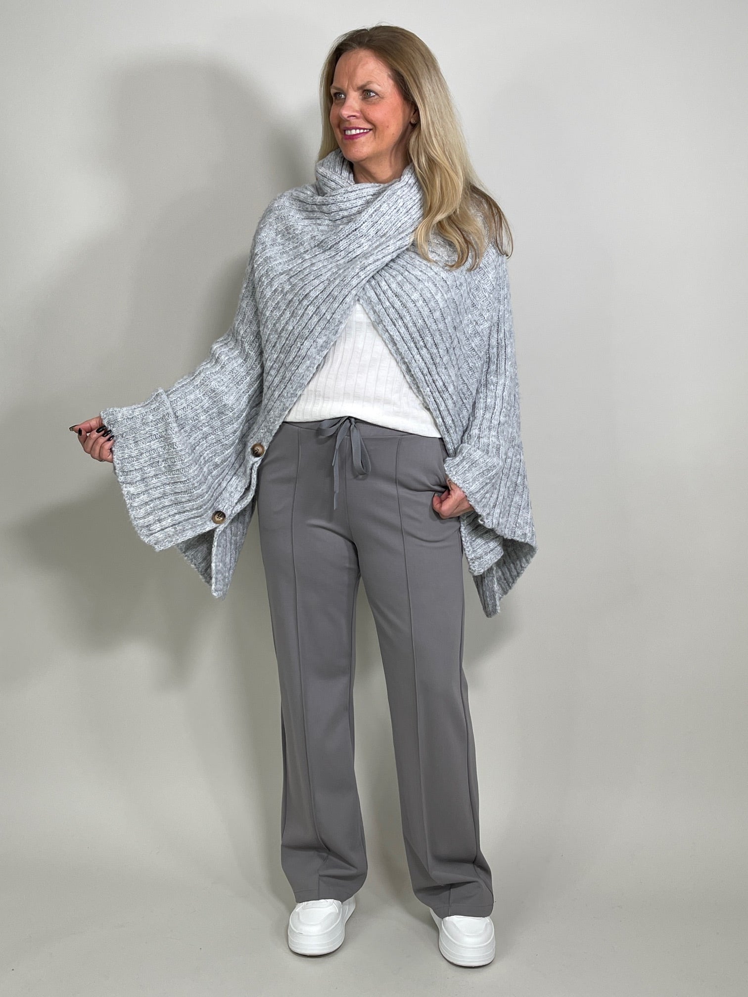 Strick-Poncho mit Ärmeln in versch. Farben Artikel 5506