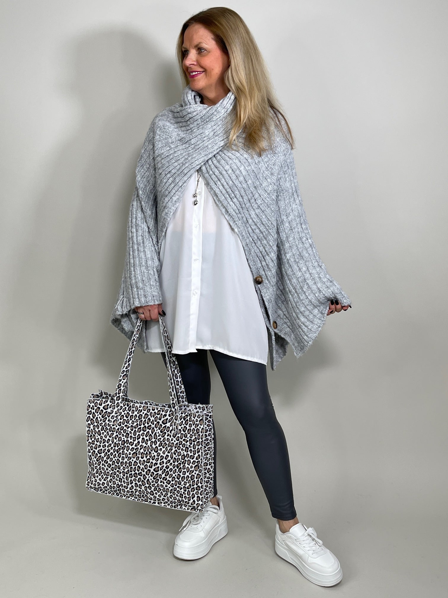 Strick-Poncho mit Ärmeln in versch. Farben Artikel 5506