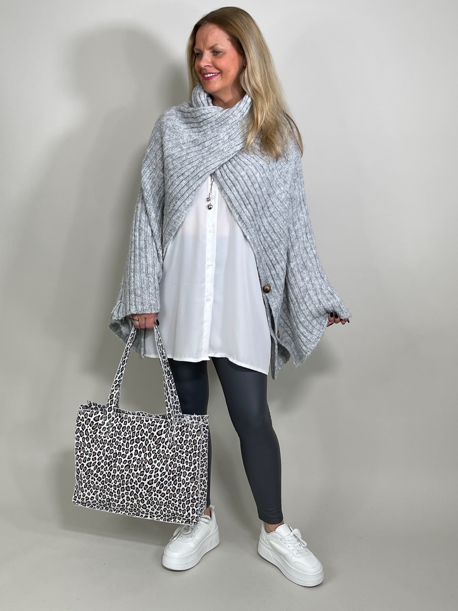 Strick-Poncho mit Ärmeln in versch. Farben Artikel 5506