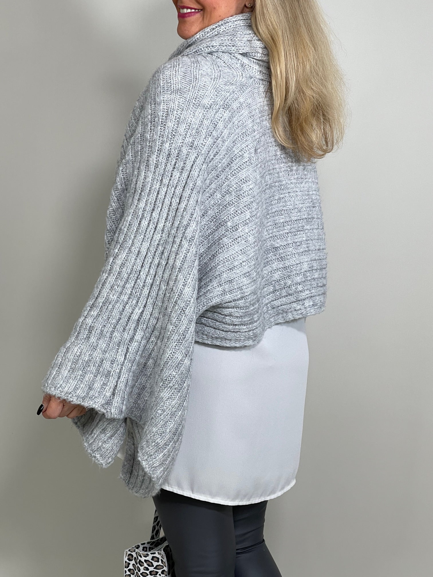 Strick-Poncho mit Ärmeln in versch. Farben Artikel 5506