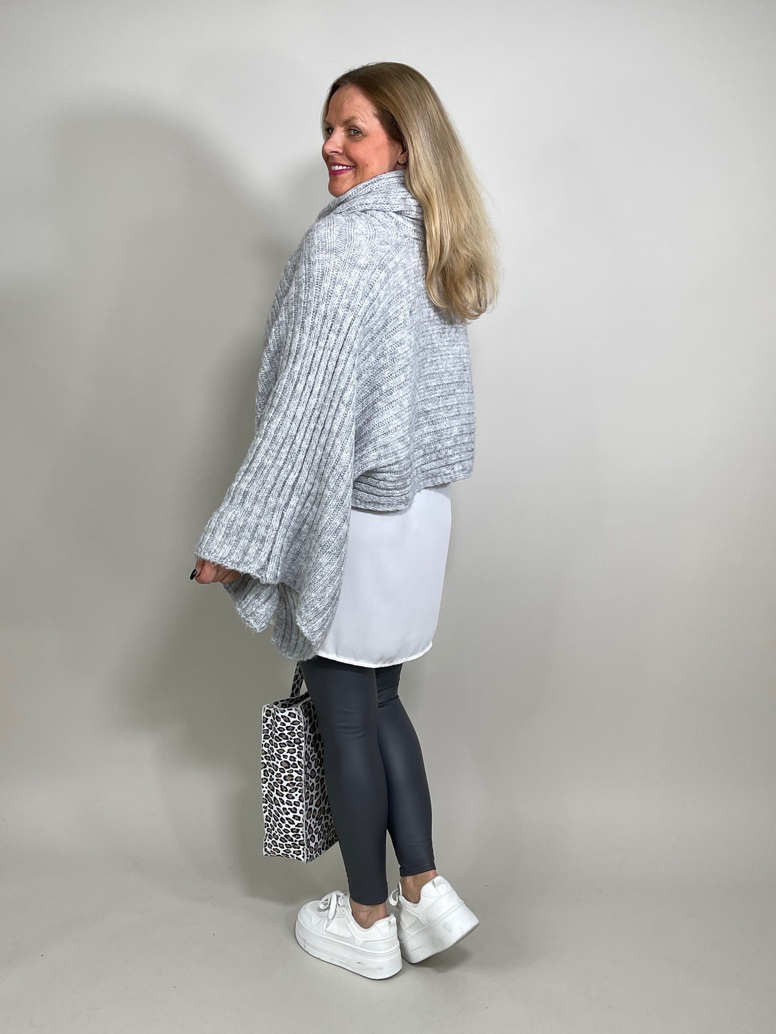 Strick-Poncho mit Ärmeln in versch. Farben Artikel 5506