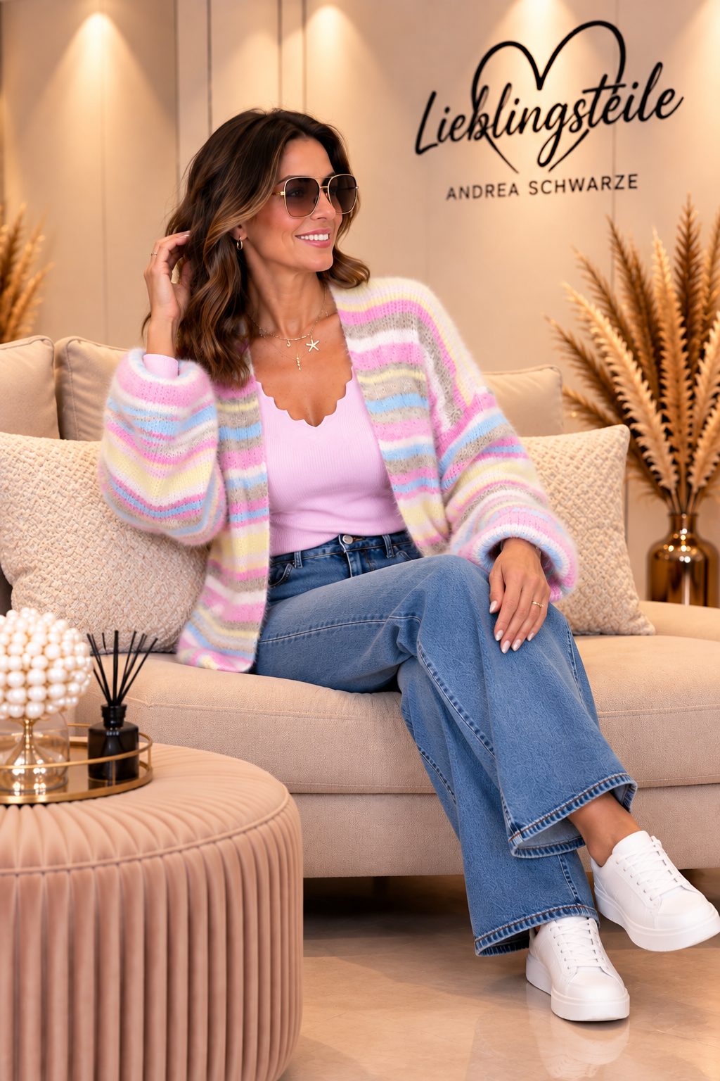 Look mit pastellgestreiftem Cardigan, rosa Pullover und blauer Jeans