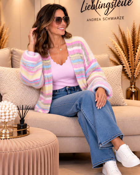 Look mit pastellgestreiftem Cardigan, rosa Pullover und blauer Jeans