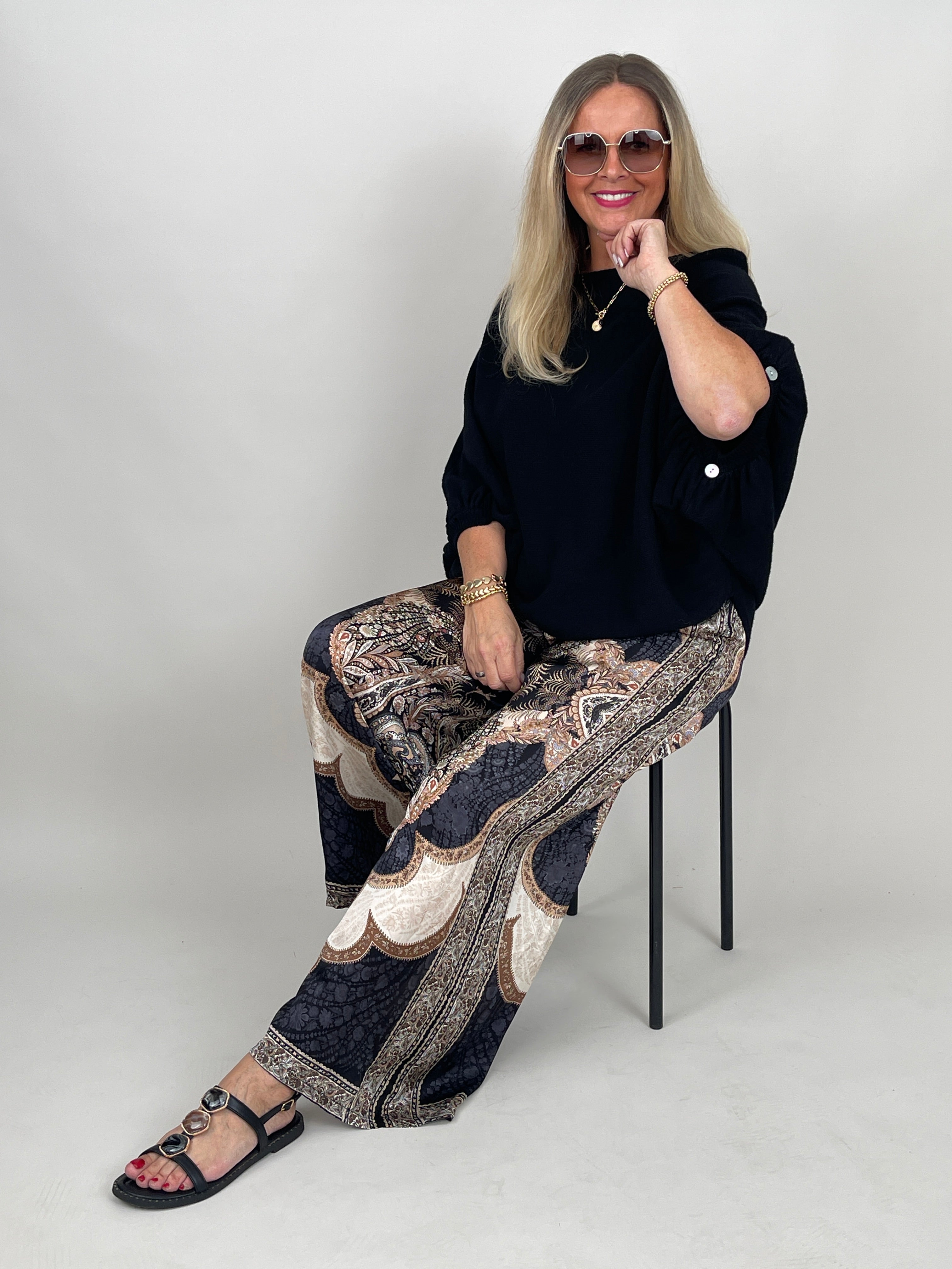 Strickpullover mit ausgefallenem Ärmel in Schwarz