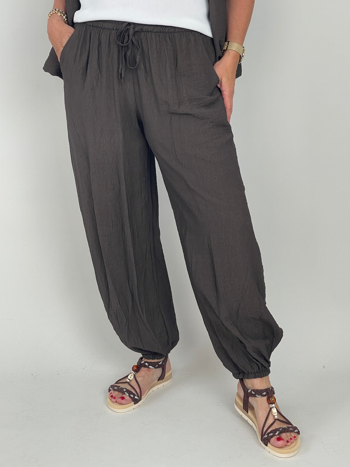 Leichter 2-Teiler mit Bluse und Ballonhose in Mokka
