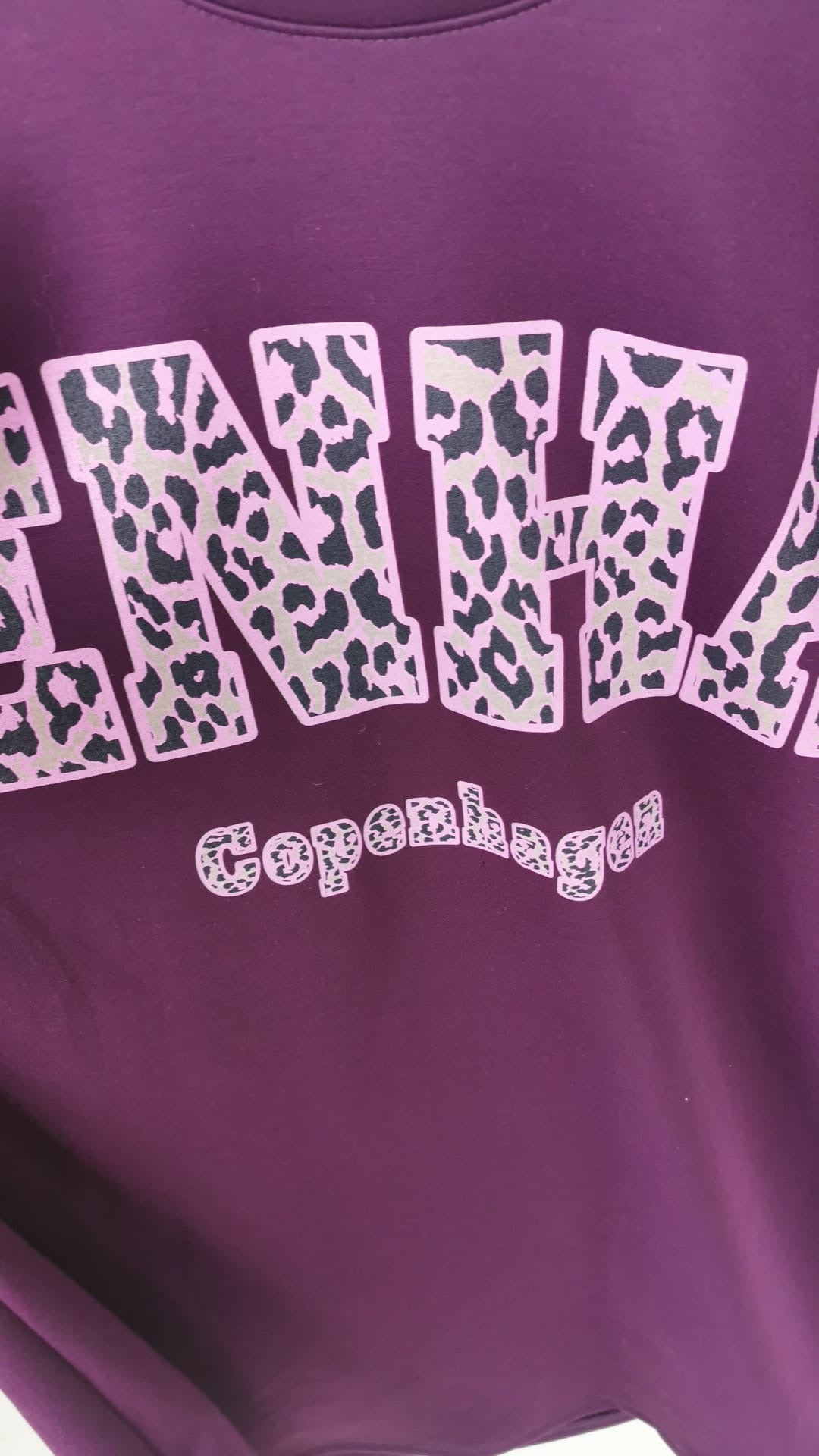 Sweatshirtkleid Copenhagen-Leoprint in Aubergine