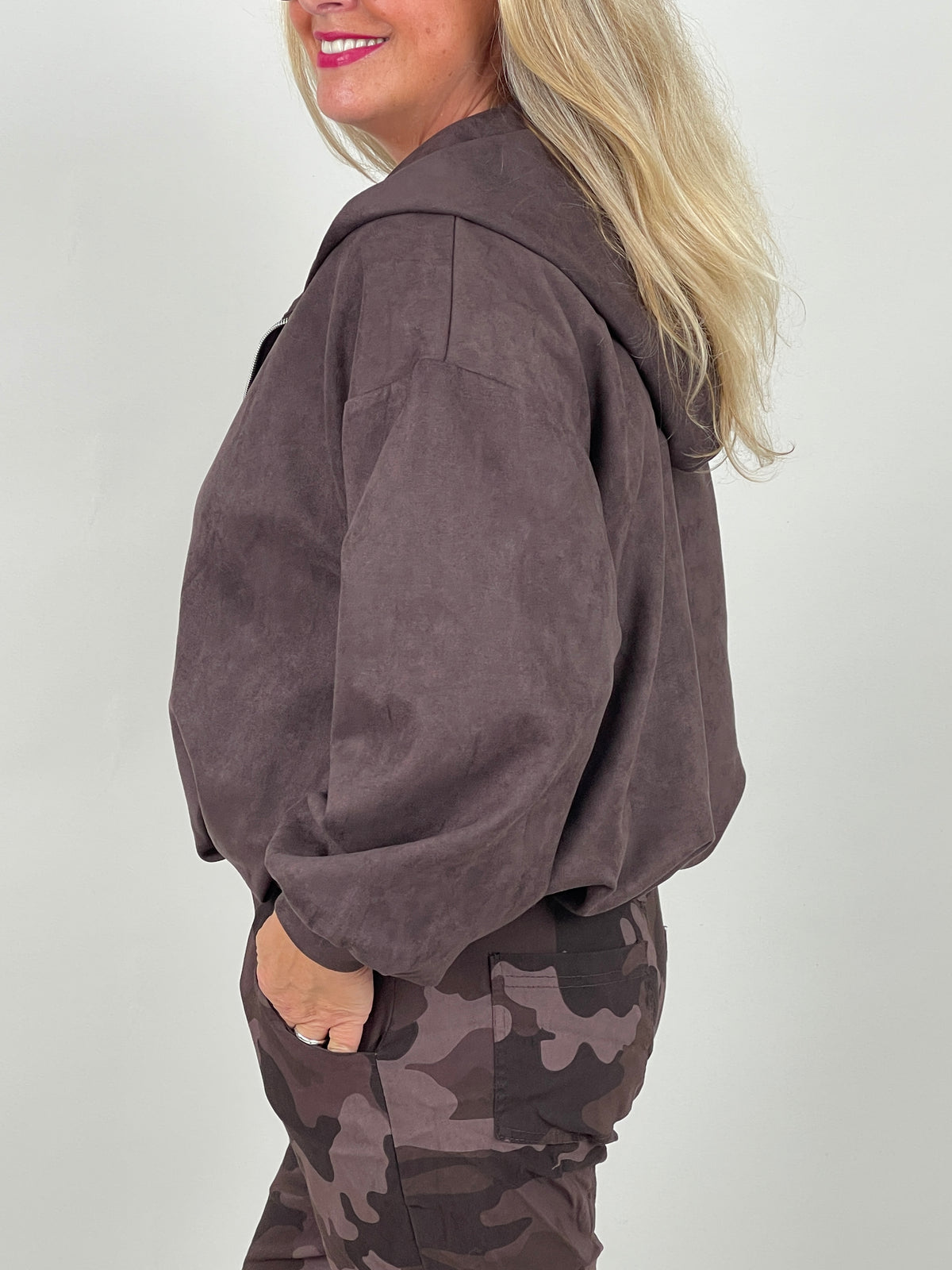Jacke mit Kapuze in Velours-Optik in Mokka
