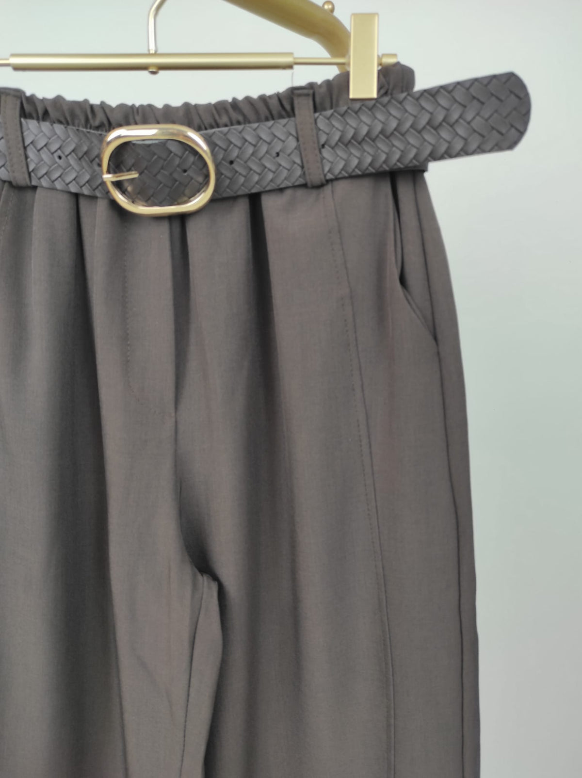 Hose mit Flechtgürtel in Mokka