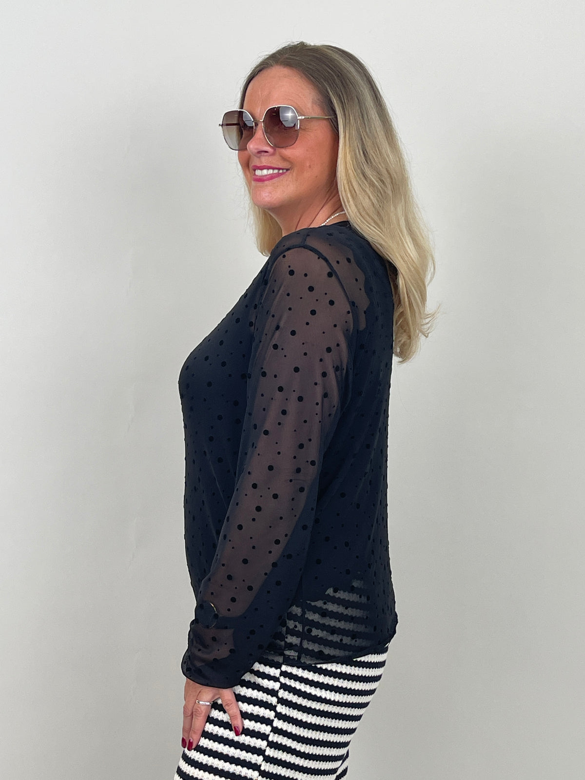 Mesh-Shirt mit Samt-Punkten in Schwarz