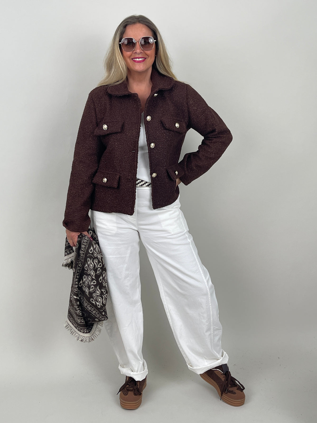 Bouclé-Jacke mit Schmuckknöpfen in Mokka