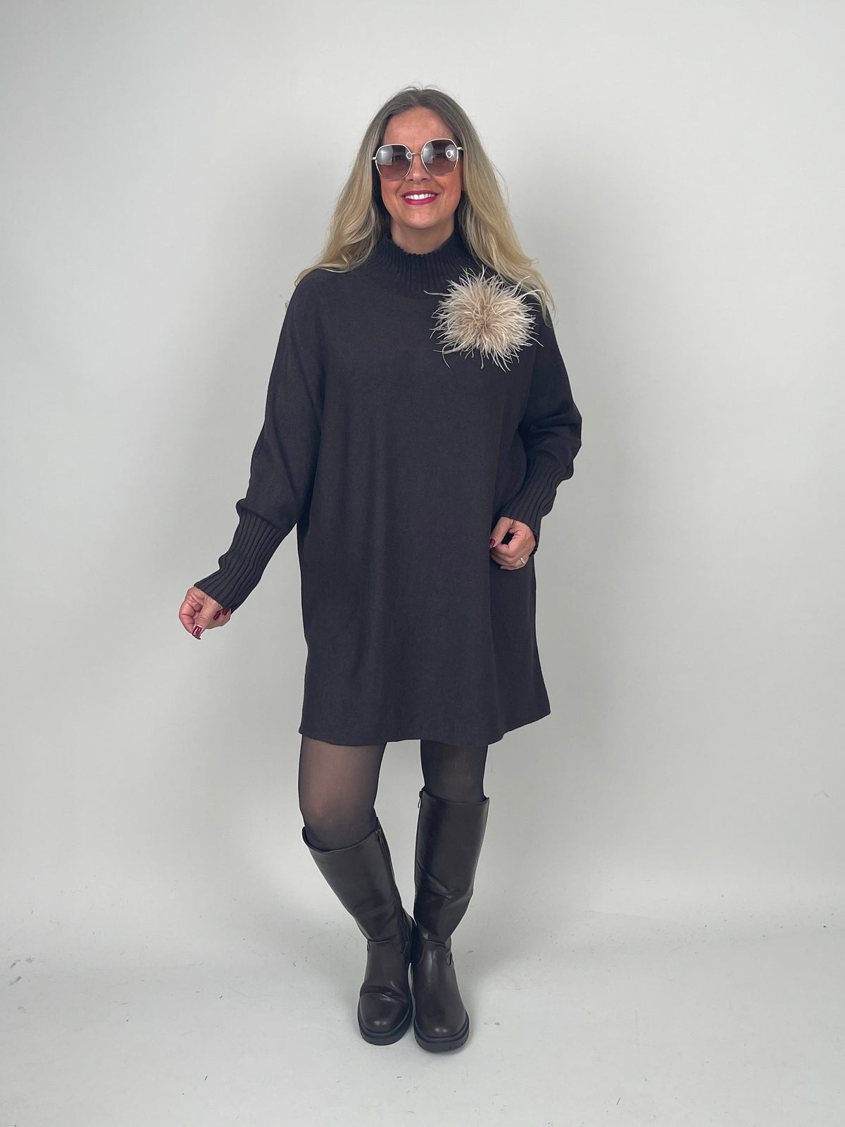 Pulloverkleid mit Stehkragen in Mokka