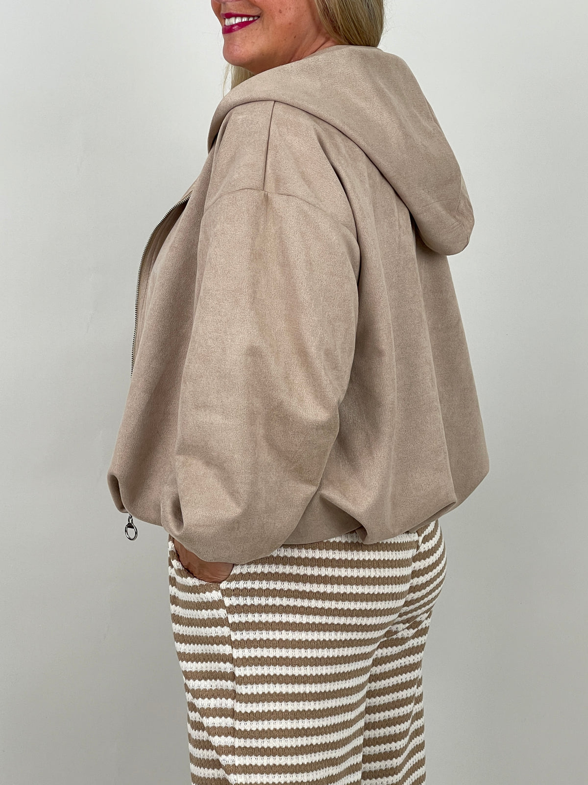 Jacke mit Kapuze in Velours-Optik in Beige
