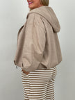 Jacke mit Kapuze in Velours-Optik in Beige