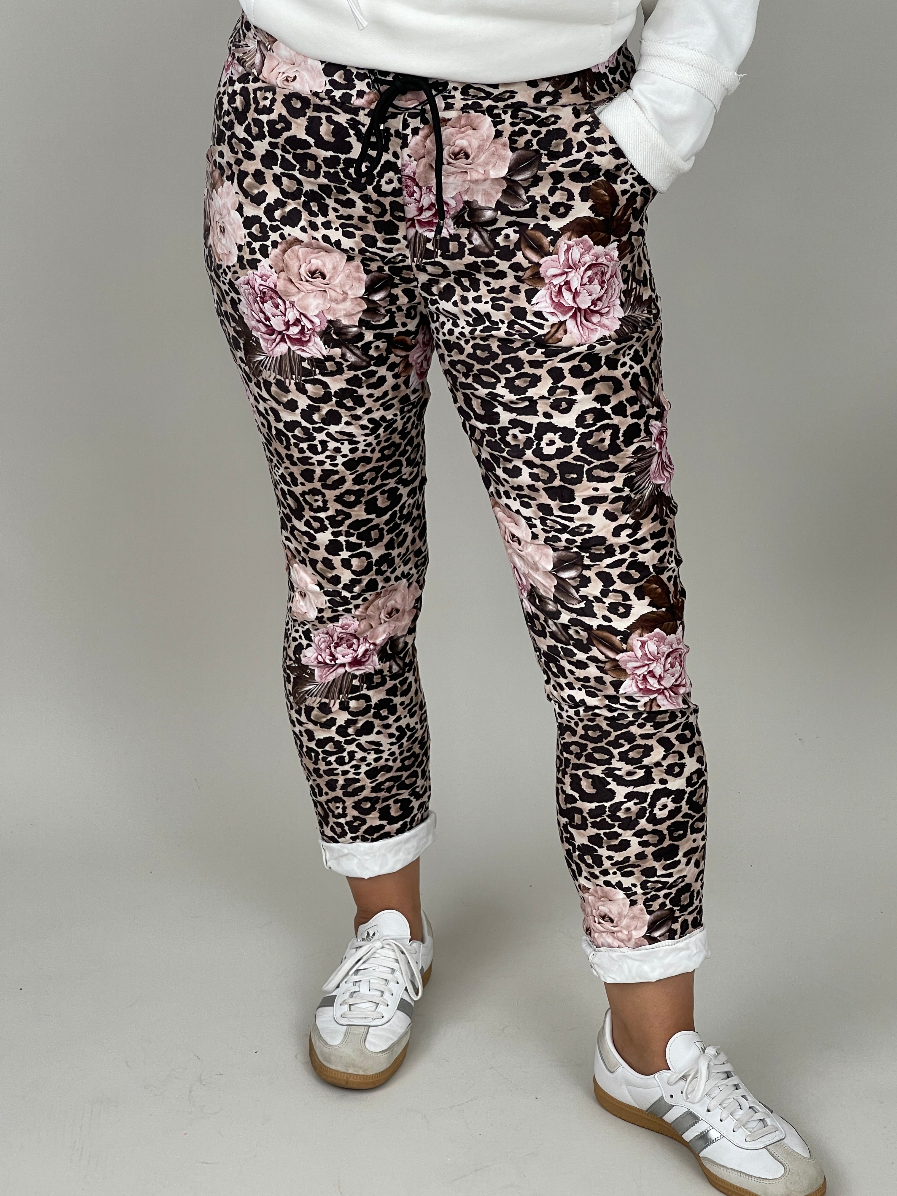 Velours-Hose mit Blumenprint in Braun/Beige
