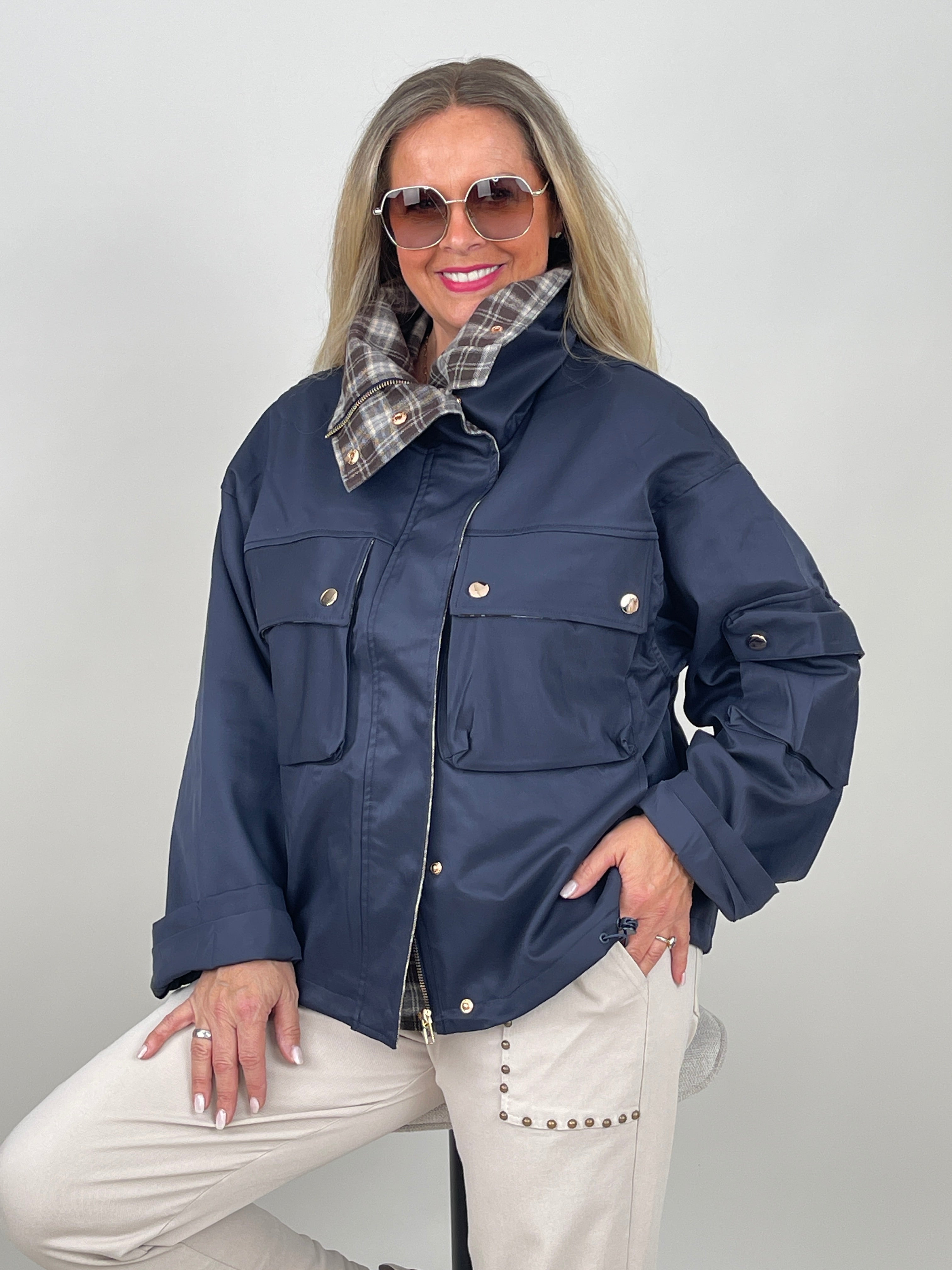 Übergangsjacke mit Karokragen & Druckknöpfen in Marine