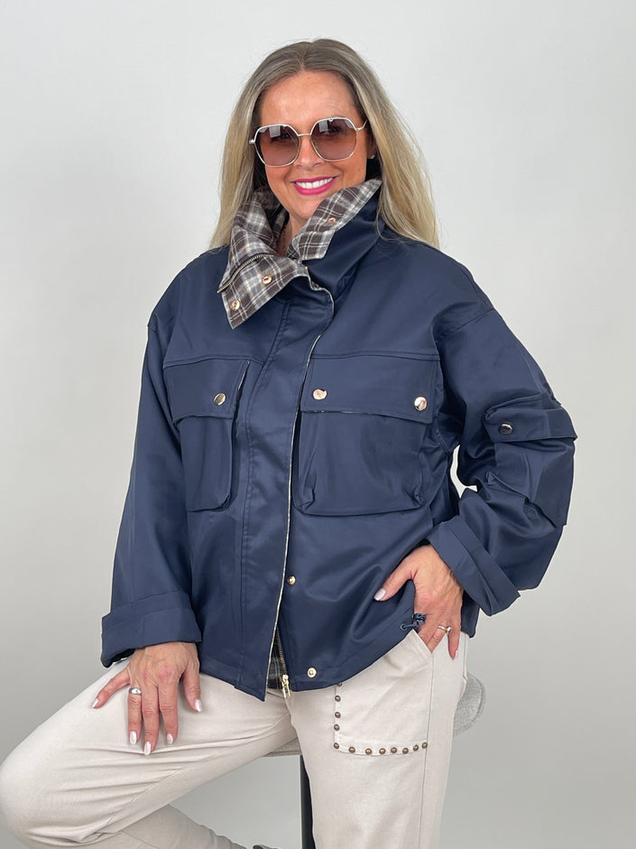 Übergangsjacke mit Karokragen & Druckknöpfen in Marine