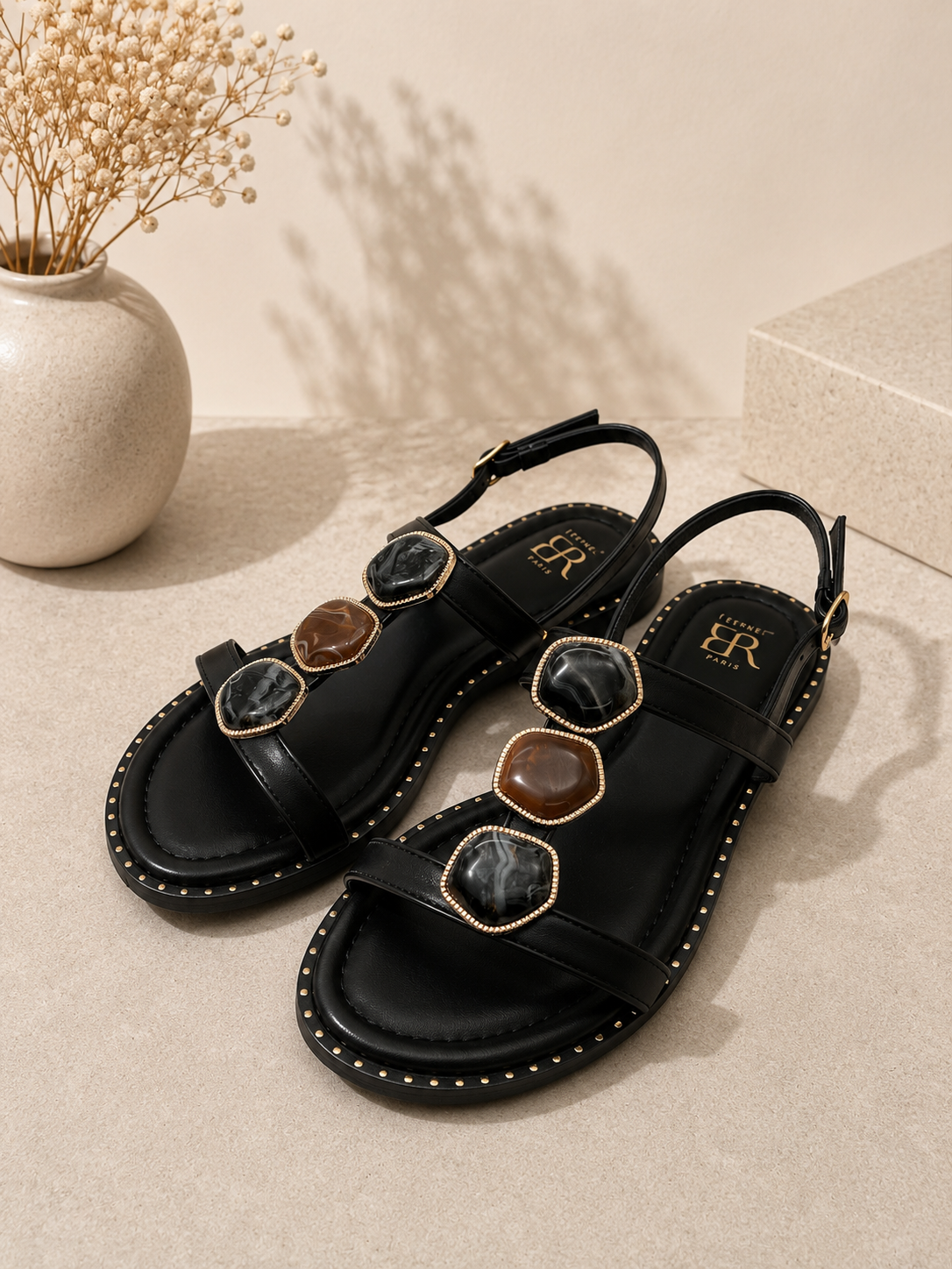 Sandalen mit Steinen in Schwarz