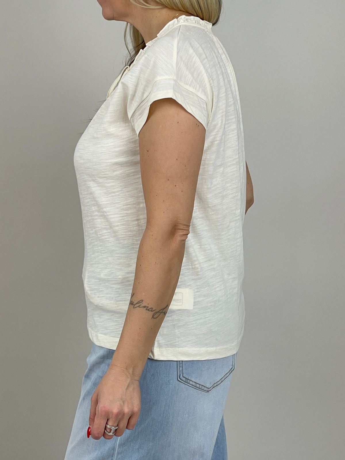 Shirt mit Rüschen-Kragen in Creme