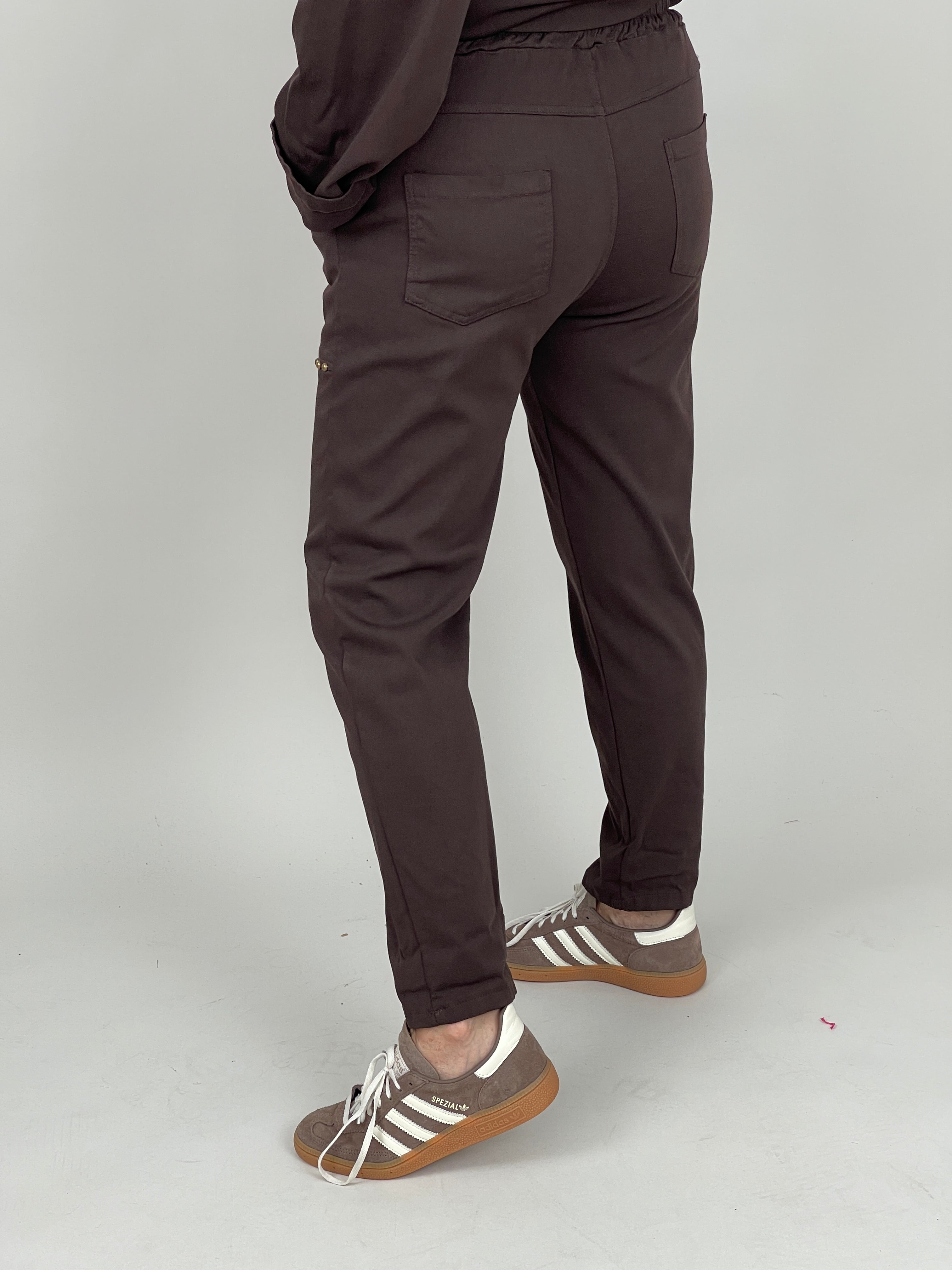 Jogpants mit Nieten-Details in Mokka