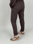 Jogpants mit Nieten-Details in Mokka