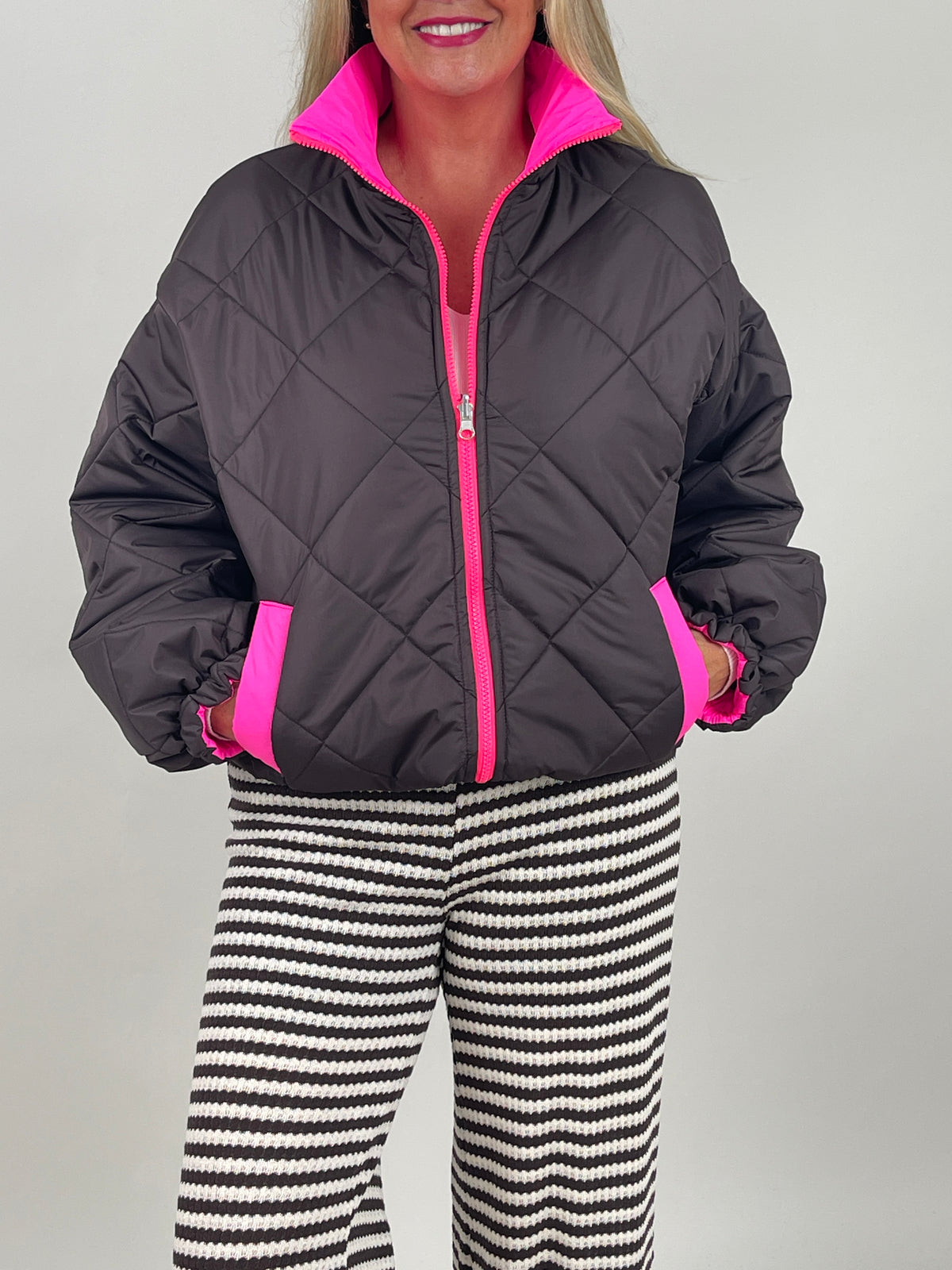 Steppjacke mit pinken Kontrastdetails
