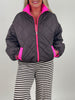 Steppjacke mit pinken Kontrastdetails