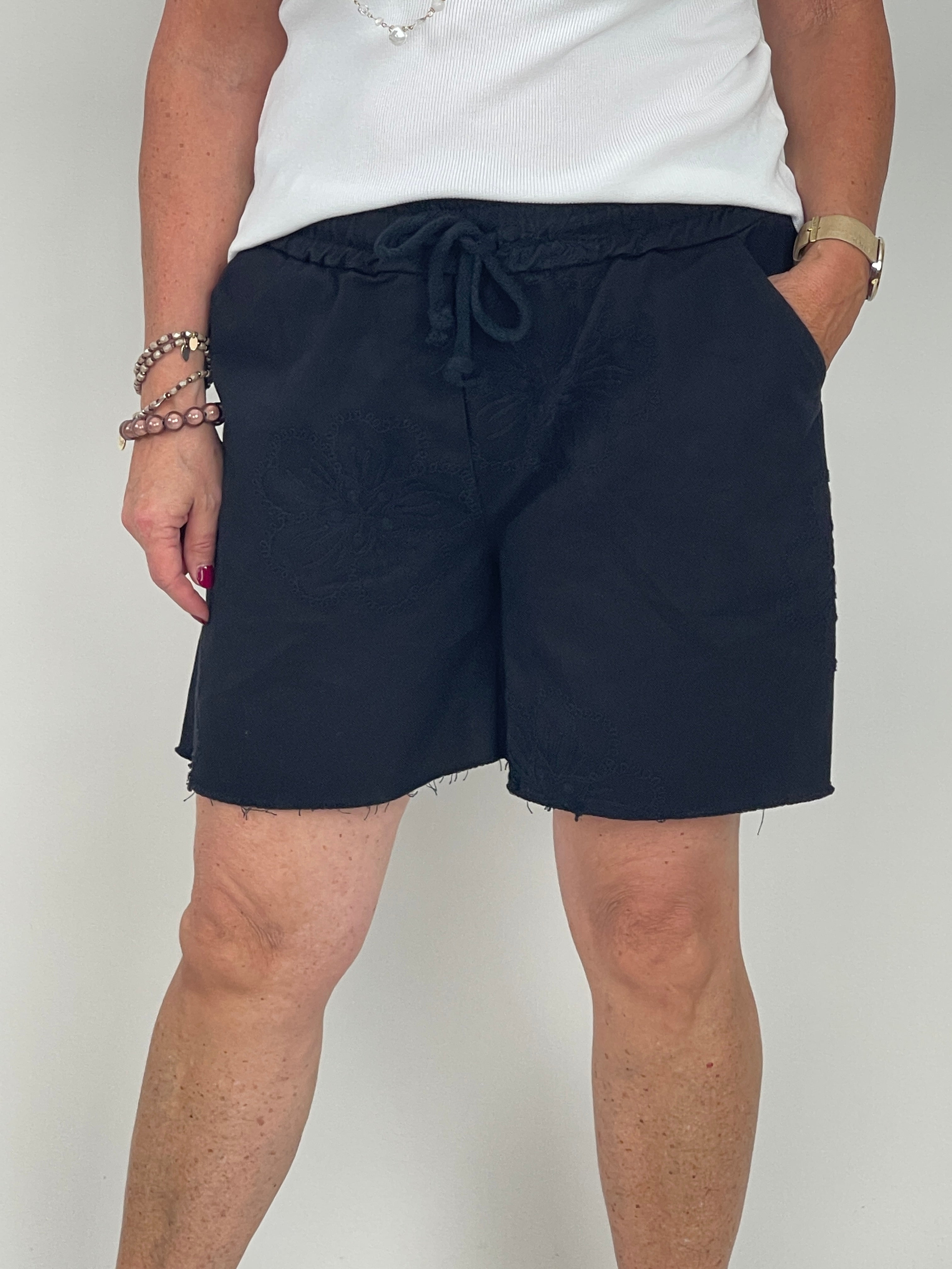 Bestickte Jeans-Shorts mit Blüten-Details in Schwarz