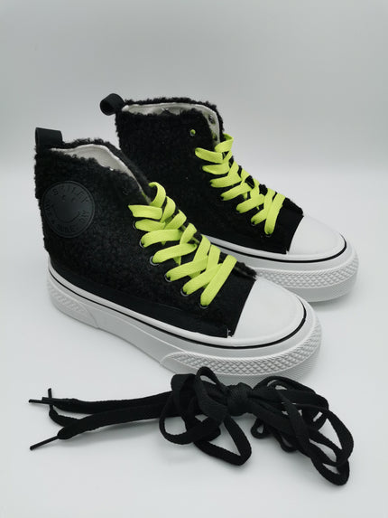 Sneaker High mit Teddyfell in Schwarz