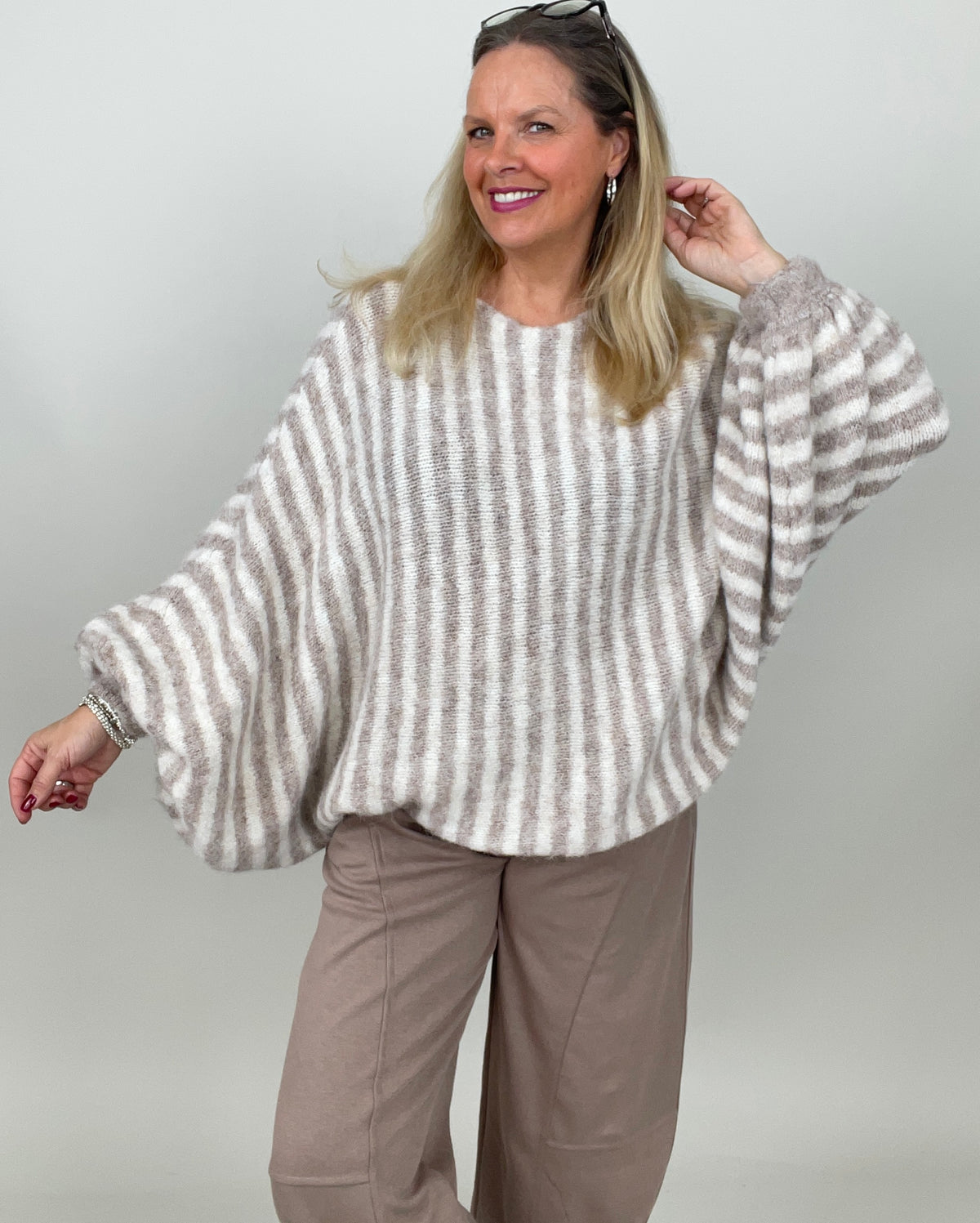 Pullover mit Fledermaus-Ärmeln Streifen in Taupe/Creme