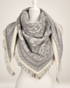 Kuscheliges Dreieckstuch mit Paisley-Muster in Hellgrau/Creme