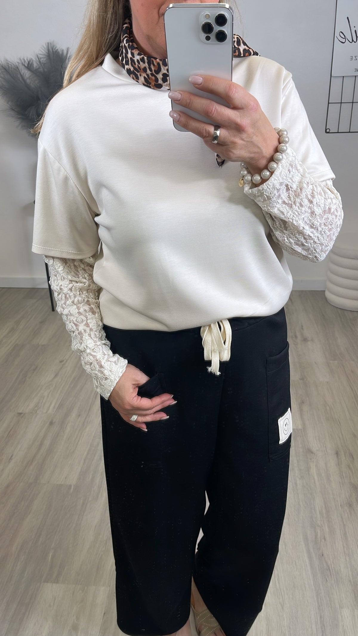 Shirt Soft mit Spitzen-Ärmeln in Beige