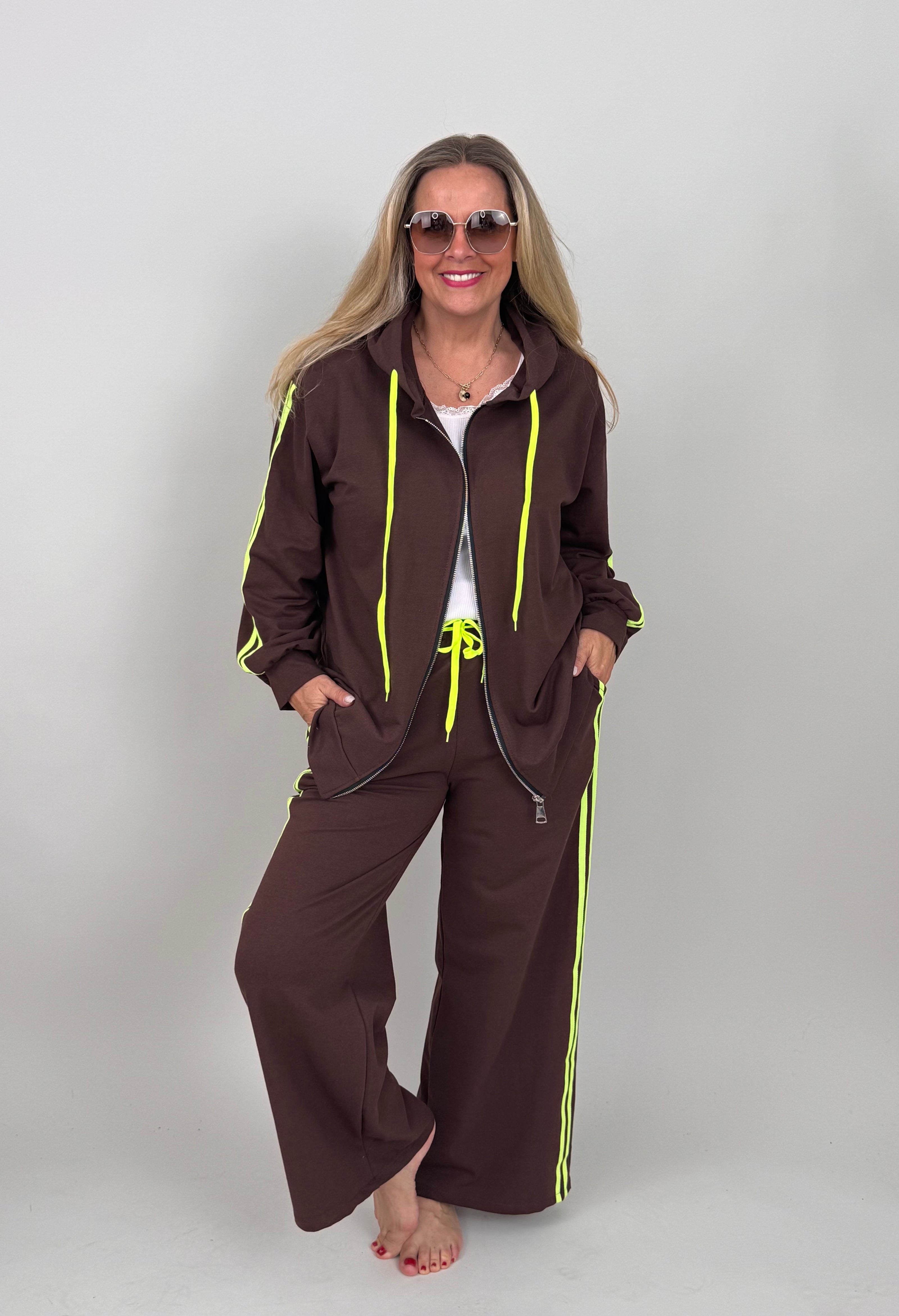 Kapuzenjacke mit Neon-Details in Mokka