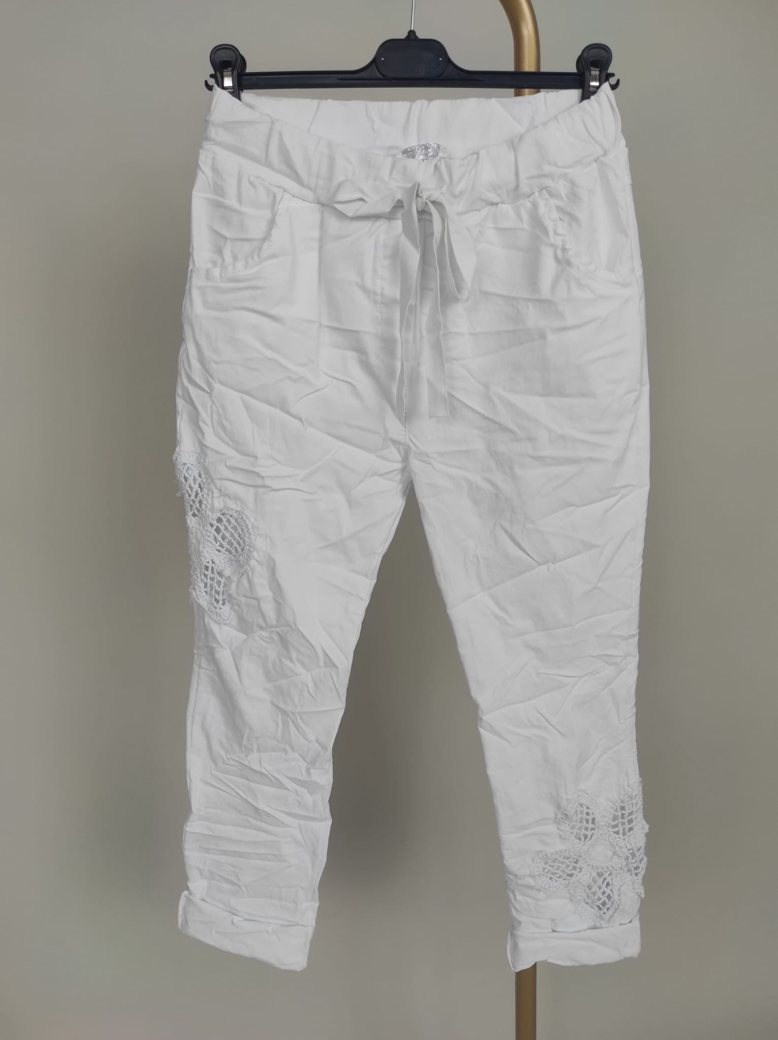 Hose mit Häkelblüten in Weiß