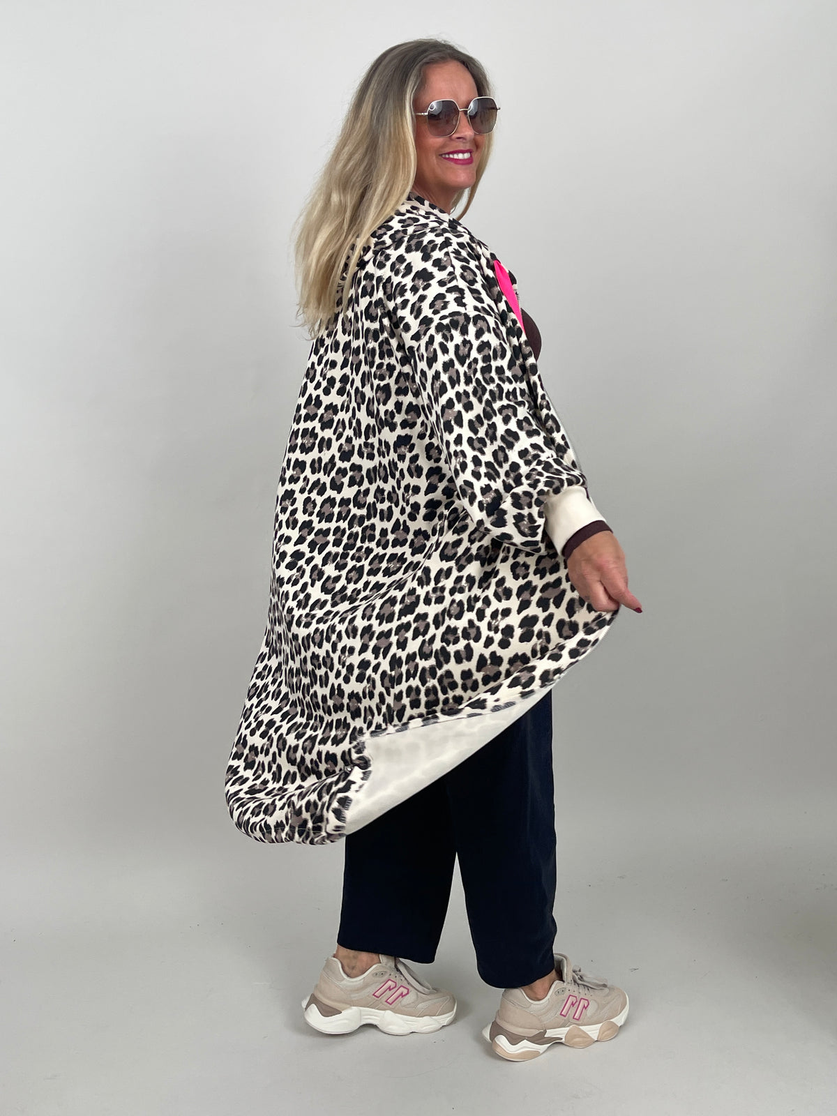 Leo Sweatmantel mit pinken Details in Beige