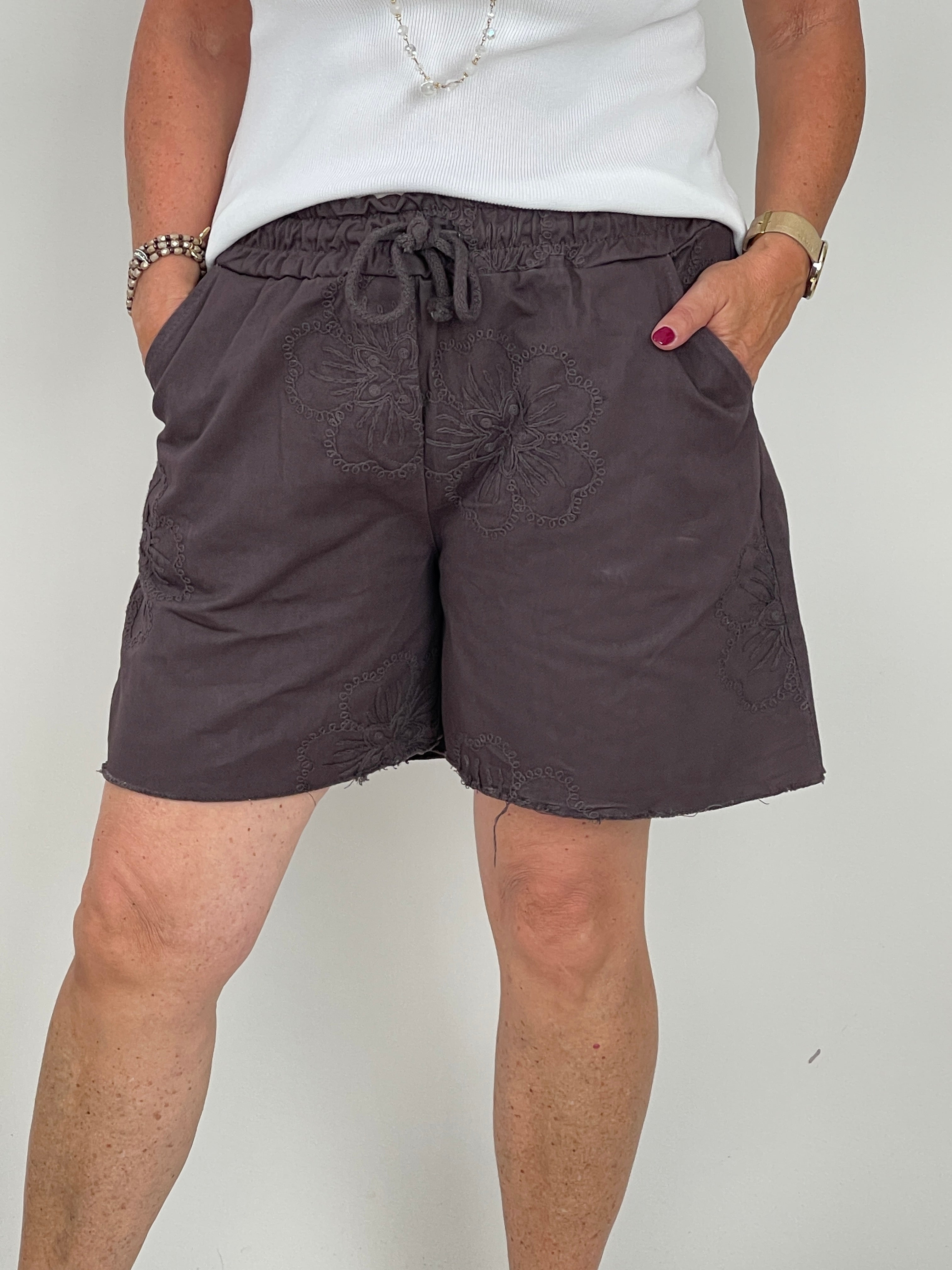 Bestickte Jeans-Shorts mit Blüten-Details in Mokka