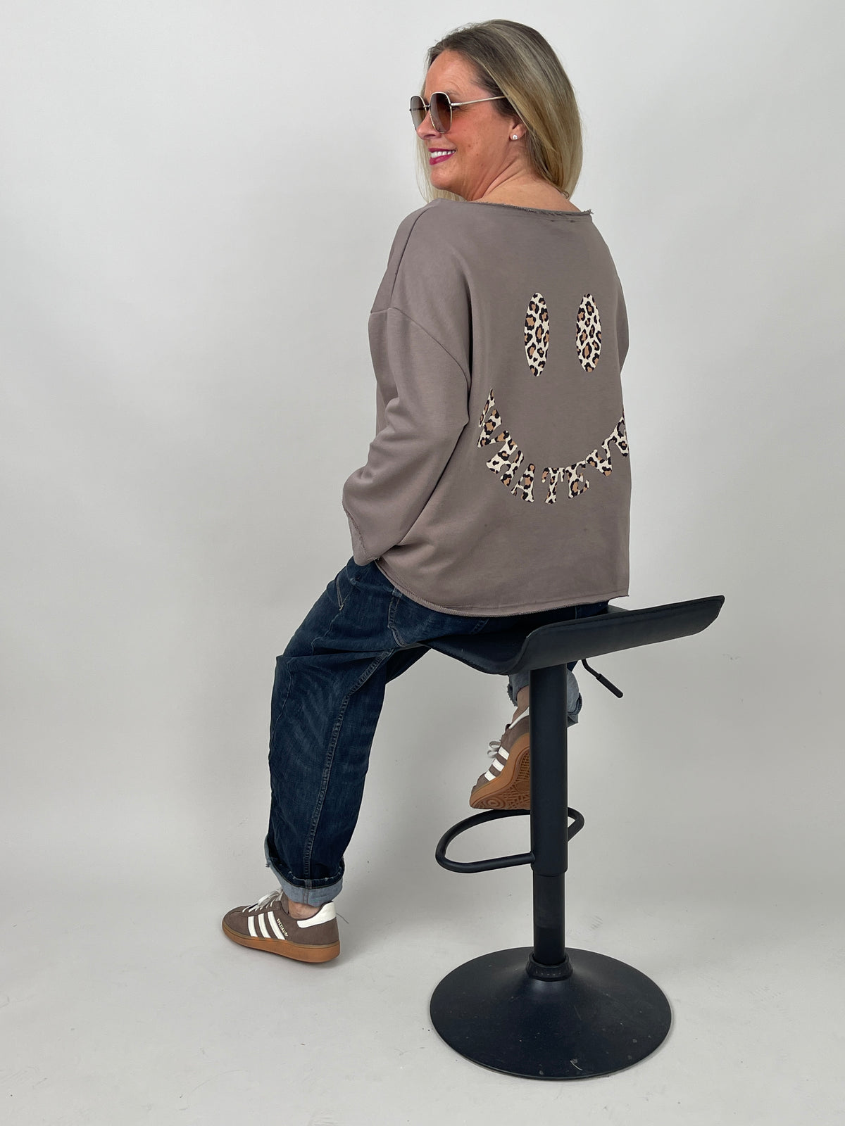 Sweatshirt Leo Smiley in Taupe