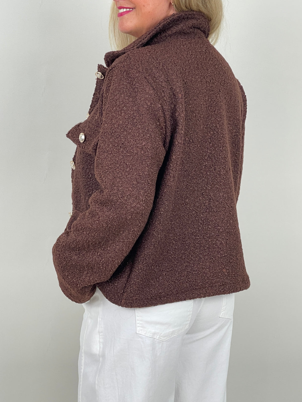Bouclé-Jacke mit Schmuckknöpfen in Mokka