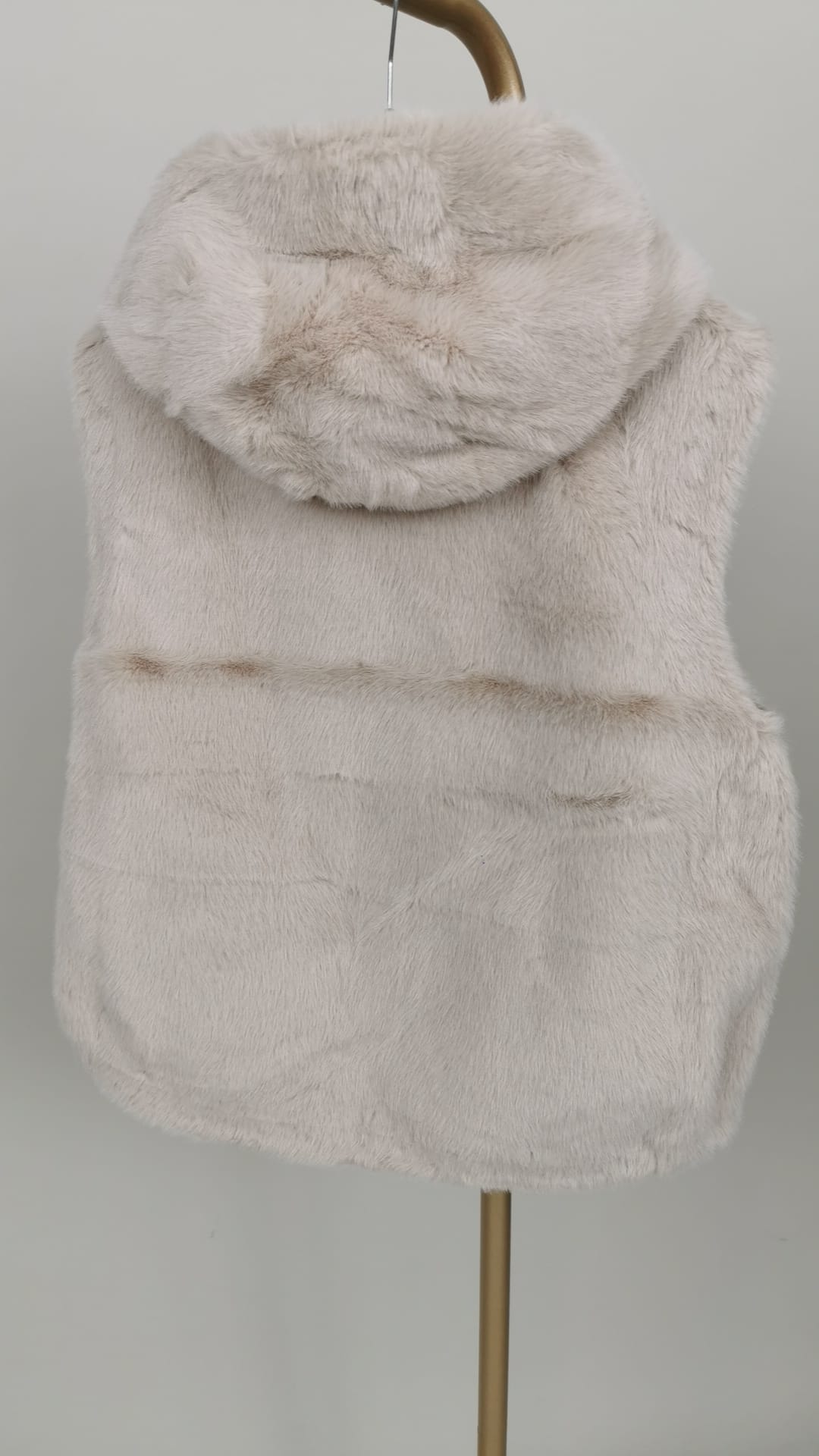 Kunstfellweste mit Kapuze in Creme