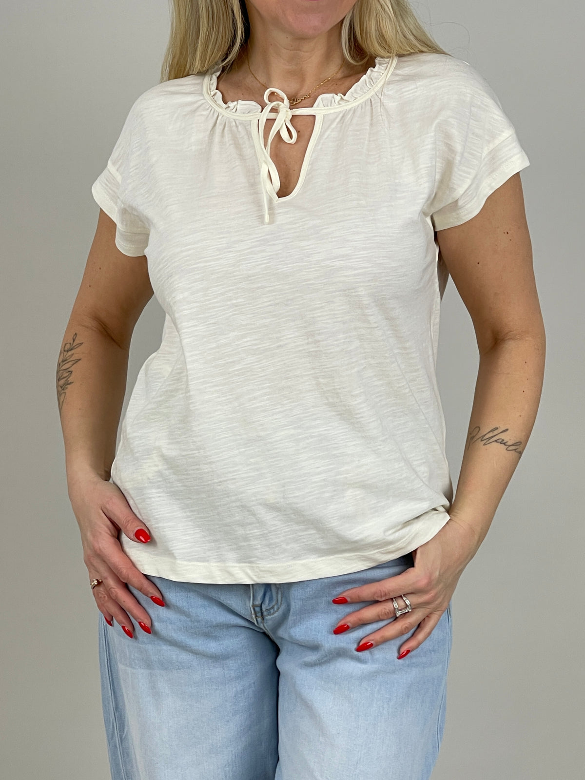 Shirt mit Rüschen-Kragen in Creme