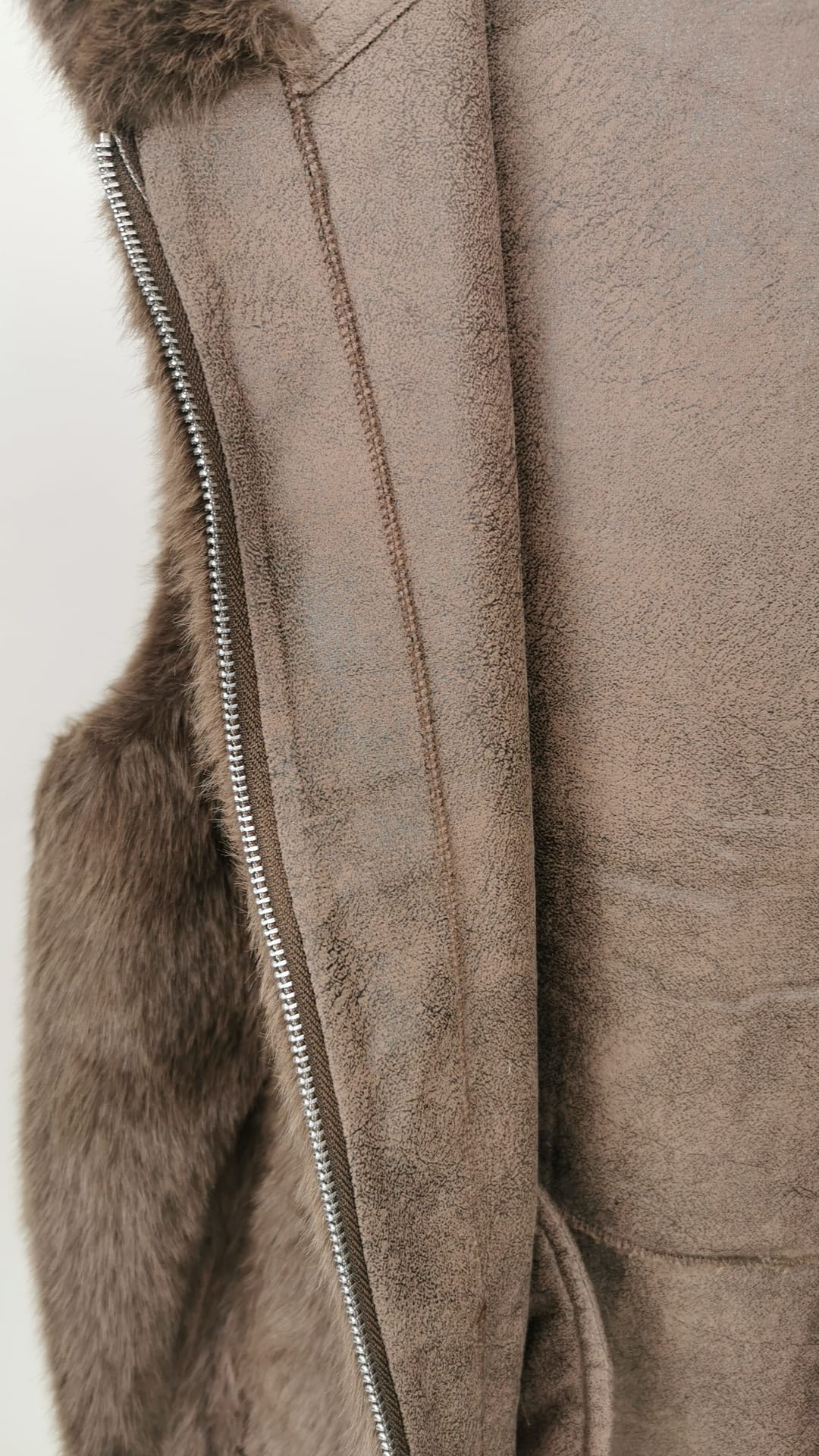Kunstfellweste mit Kapuze in Taupe