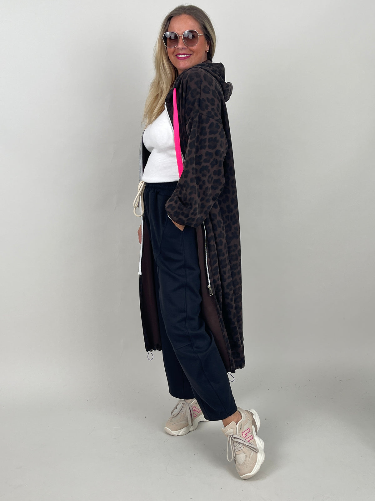 Leo Sweatmantel mit pinken Details in Mokka