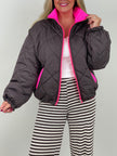Steppjacke mit pinken Kontrastdetails