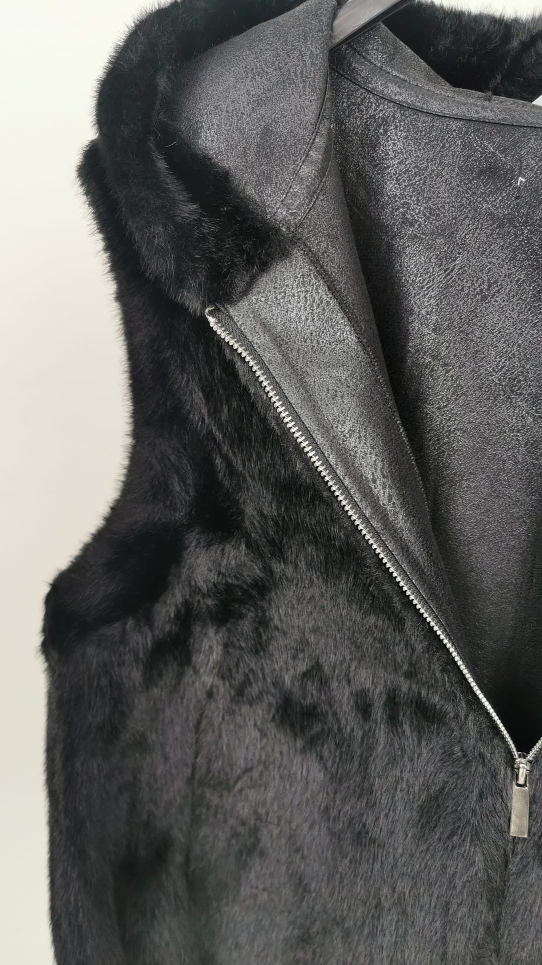 Kunstfellweste mit Kapuze in Schwarz