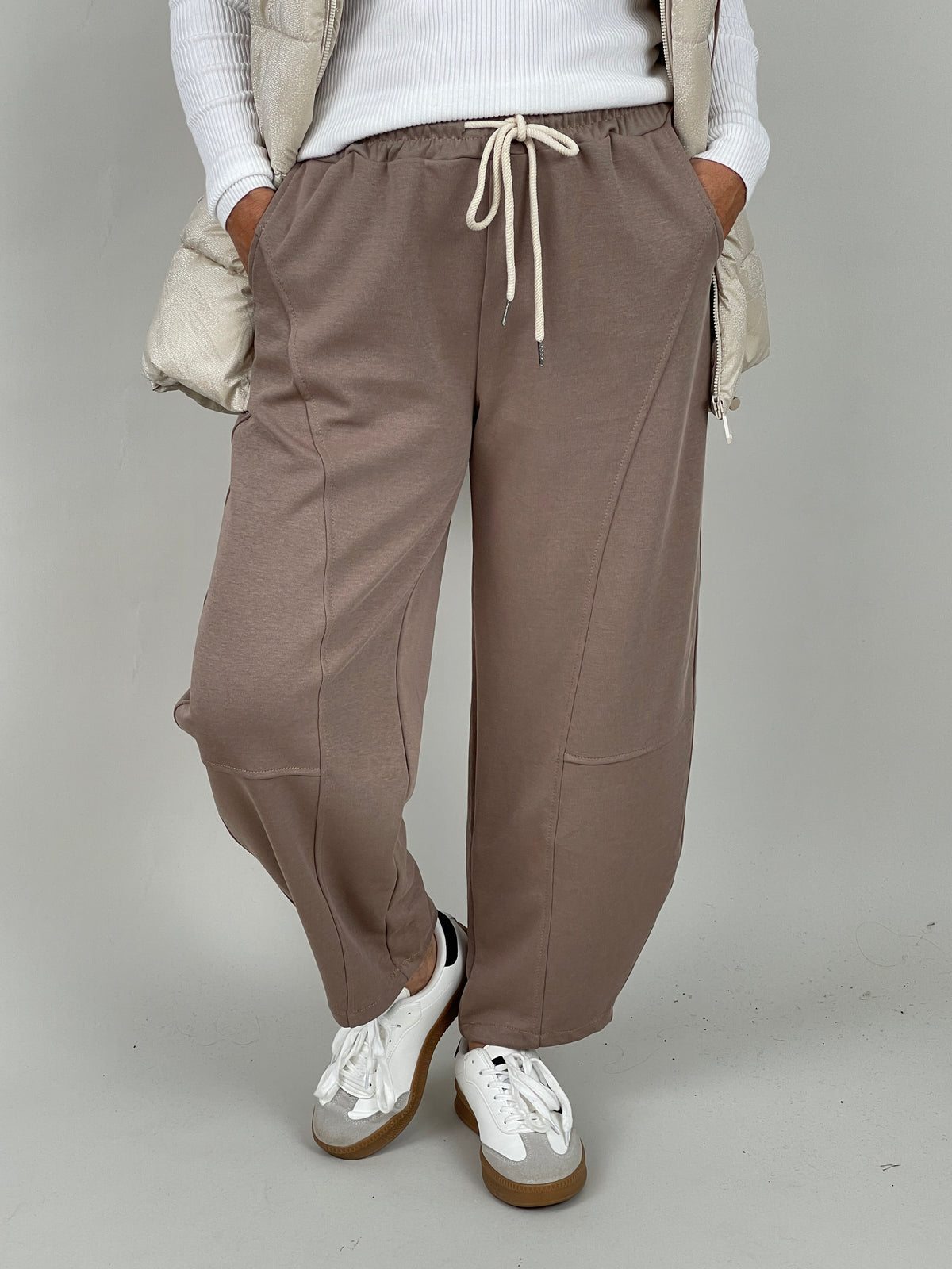 Jogpants Ballon-Schnitt in Taupe