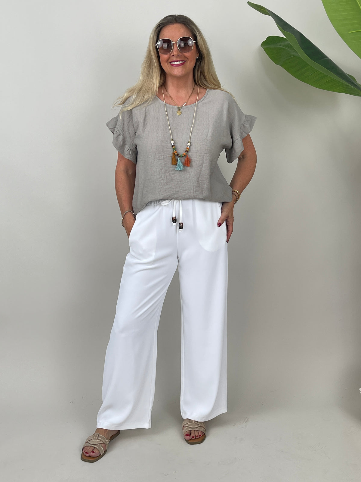 Blusenshirt mit Kette in Taupe