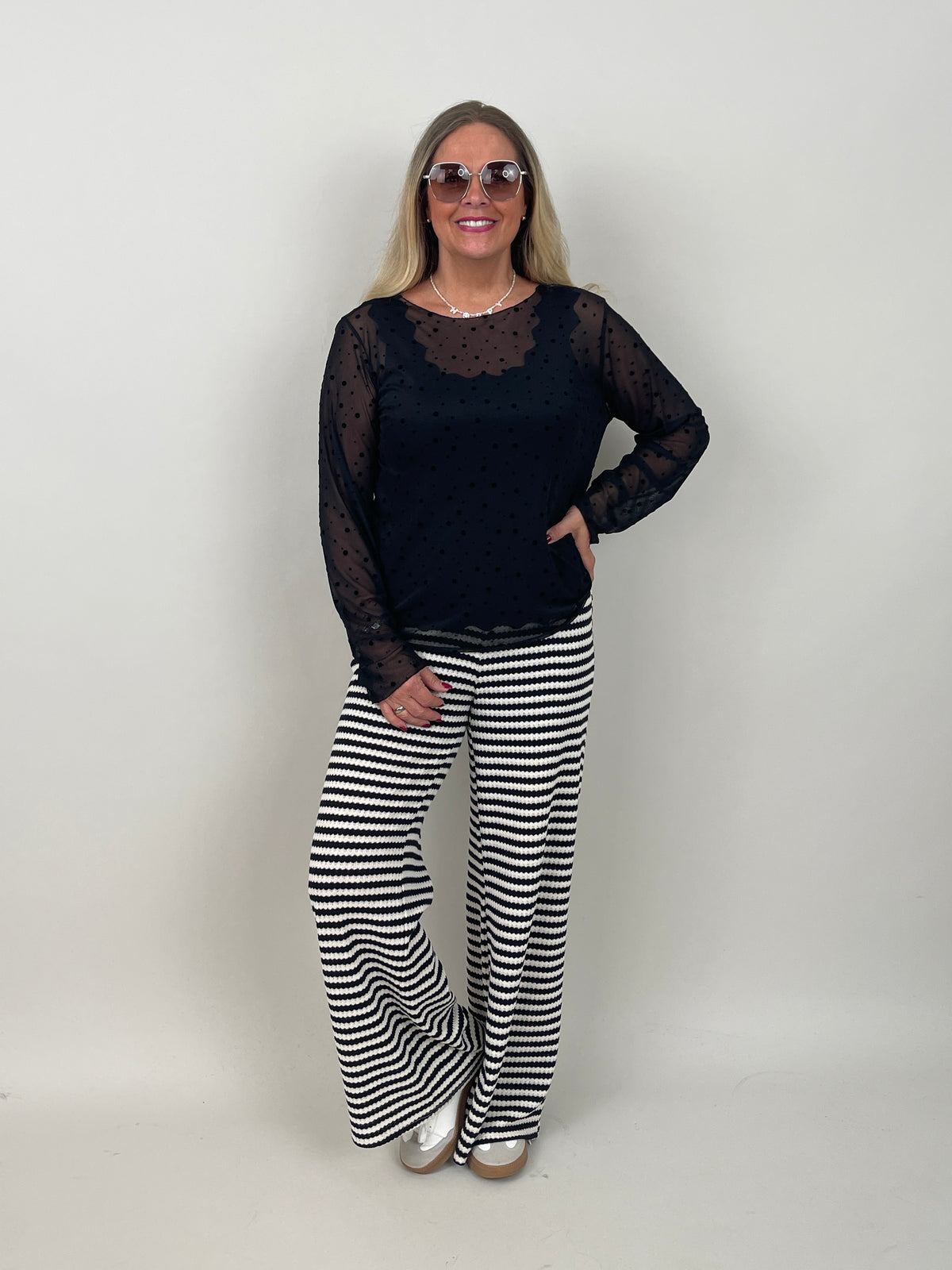 Mesh-Shirt mit Samt-Punkten in Schwarz