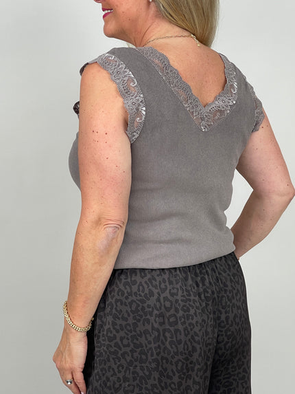 Top mit Spitzen-Details in Taupe