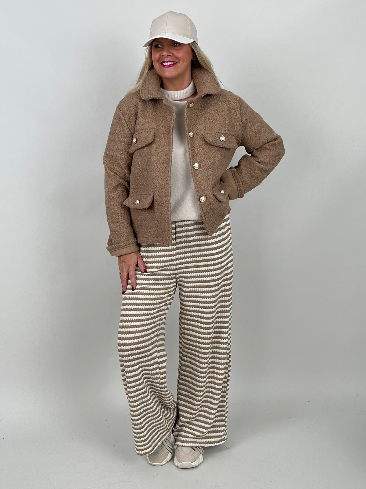 Bouclé-Jacke mit Schmuckknöpfen in Camel